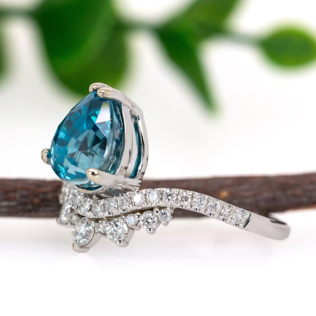 3.7ct Blue Zircon Ring With Natural Diamond Accents: Solid 14k Gold - Pear Cut, Size 6.75 For Sale - Image 4 of 7