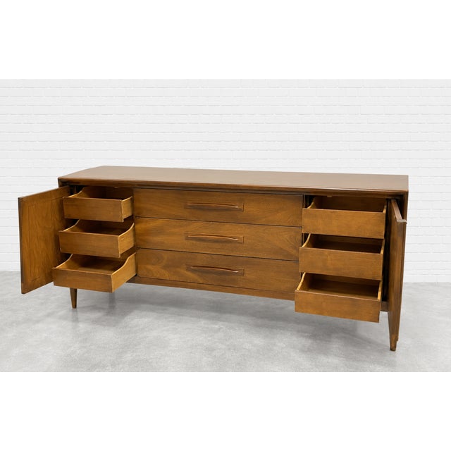 Mid Century Modern Walnut Credenza | Long Dresser by Broyhill Premier, C. 1960's For Sale In New York - Image 6 of 15