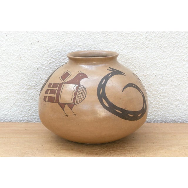 Hand-Painted Mata Ortiz Chihuahuan Pot For Sale - Image 4 of 8
