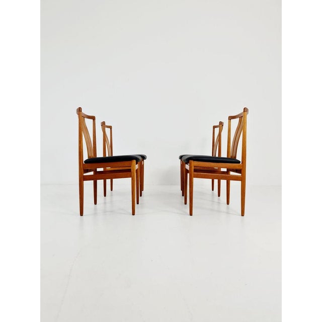 Mid Century Danish solid teak dining Chairs by henning sørensen, Set Of 4, 1960s It is in perfect vintage condtion,...