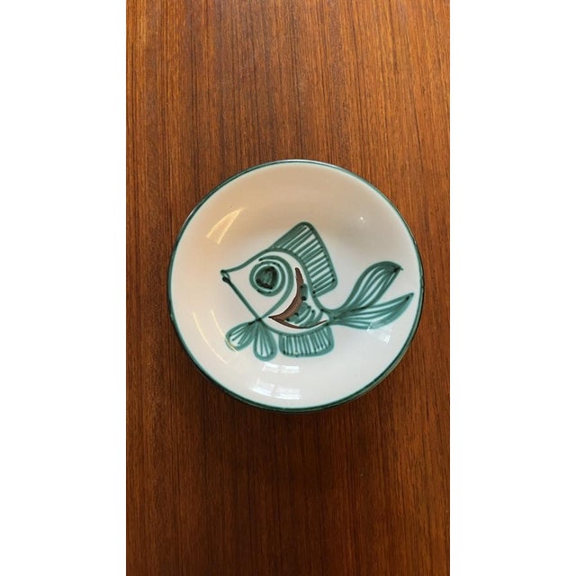 Signed on the back Slightly concave plate (3cm deep) Diameter 20cm Excellent condition This piece has an attribution mark,...