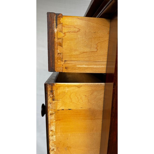 1920s Northern Furniture Co. Flame Mahogany 5-Drawer Highboy Dresser – Restored Patina For Sale - Image 9 of 12