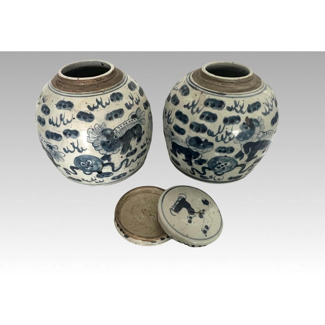 Antique White 19th Century Qing Chinese Blue and White Antique Storage/Ginger Jars With Foo Lions - A Pair For Sale - Image 8 of 14