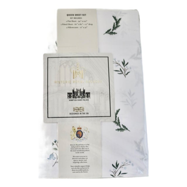 Historic Royal Palaces Hampton Court Palace Blue Victoria Sprig Queen Sheet Set For Sale