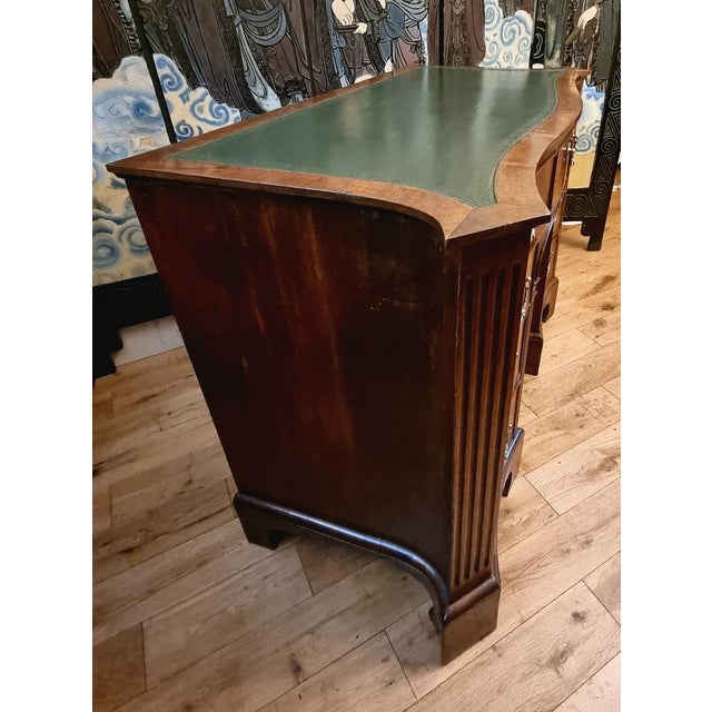 18th Century English Mahogany Serpentine Kneehole Desk, 1760s For Sale - Image 4 of 11