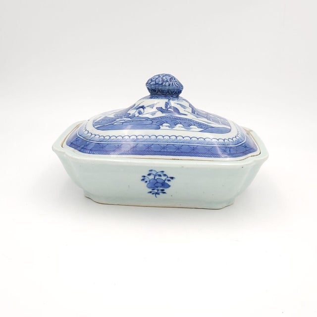 A Chinese export porcelain covered vegetable dish, circa 1870.
