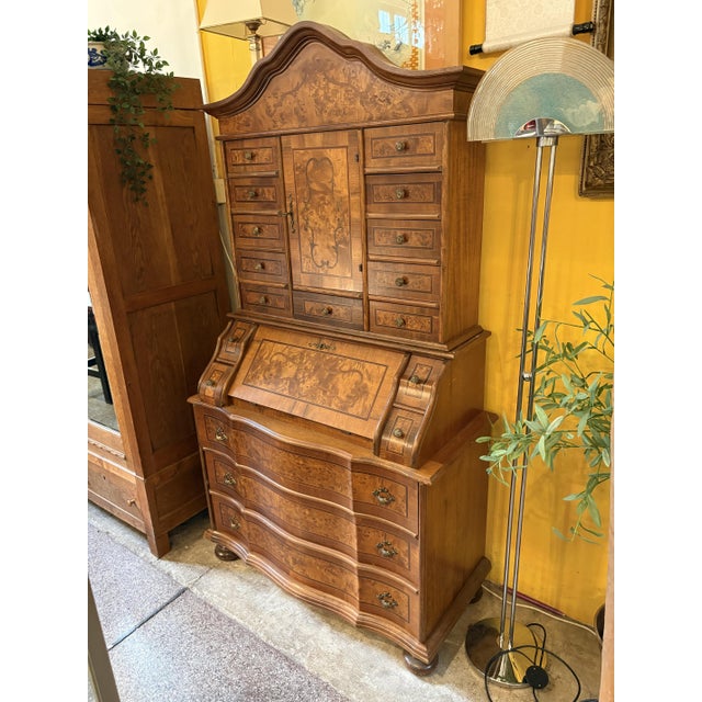 The secretaire consist of two parts.
