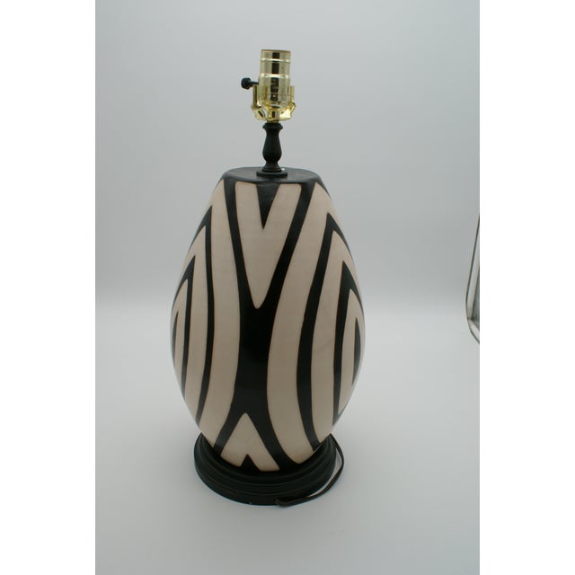 Mid-Century Modern Late 20th Century Black & Ivory Geometric Chulucanas Pottery Desk Lamp For Sale - Image 3 of 8