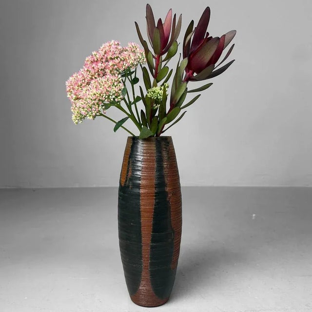 This refined Japanese vase originates from the renowned Seyei workshop and bears the kiln seal. Dimensions: height 31 cm,...