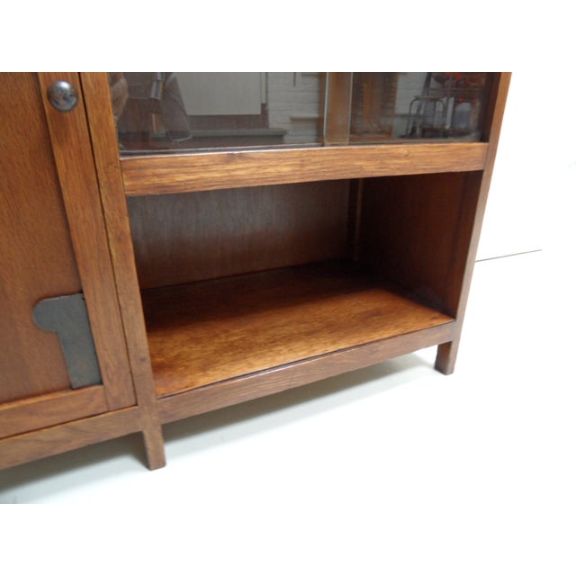 Art Deco Oak Display Cabinet, 1920s, in Very Good conditions. Designed 1920 to 1949