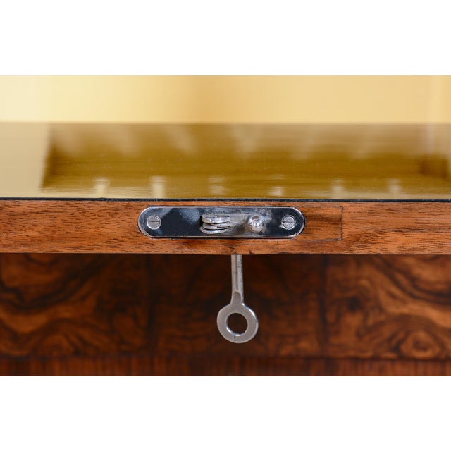This luxurious Art Deco serving cart originates from Czechoslovakia from the 1920s. It is a masterpiece that combines...