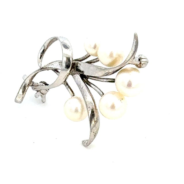 White 1990s Mikimoto Akoya Pearl Brooch 6.15 Mm Sterling Silver Estate M456 For Sale - Image 8 of 9