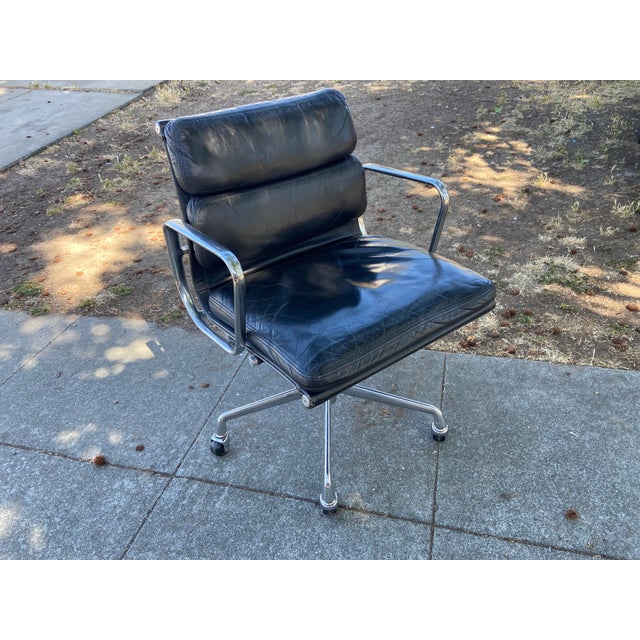 Metal Vintage Soft Pad Management Aluminum Leather Desk Chair Attributed to Herman Miller For Sale - Image 7 of 12