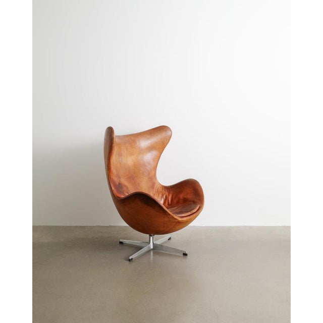 Mid-Century Modern Danish Egg Chair in Leather by Arne Jacobsen for Fritz Hansen, 1963 For Sale - Image 9 of 9
