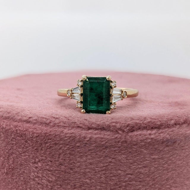 1.5ct Emerald & Diamond Ring in 14k Yellow Gold – Emerald Cut 8×6mm, Size 6.75 For Sale In Columbus - Image 6 of 8