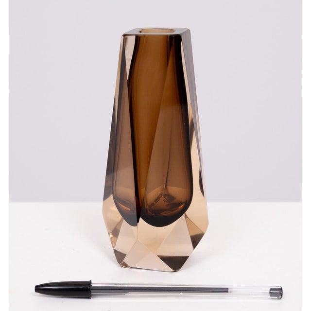 A stunning Italian Murano sommerso brown vase made by Luigi Mandruzzato, dating from the 20th century. The vase has a flat...