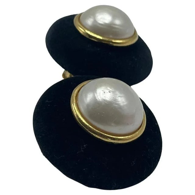 Chanel Vintage Velvet Clip-on Earrings For Sale In New York - Image 6 of 7