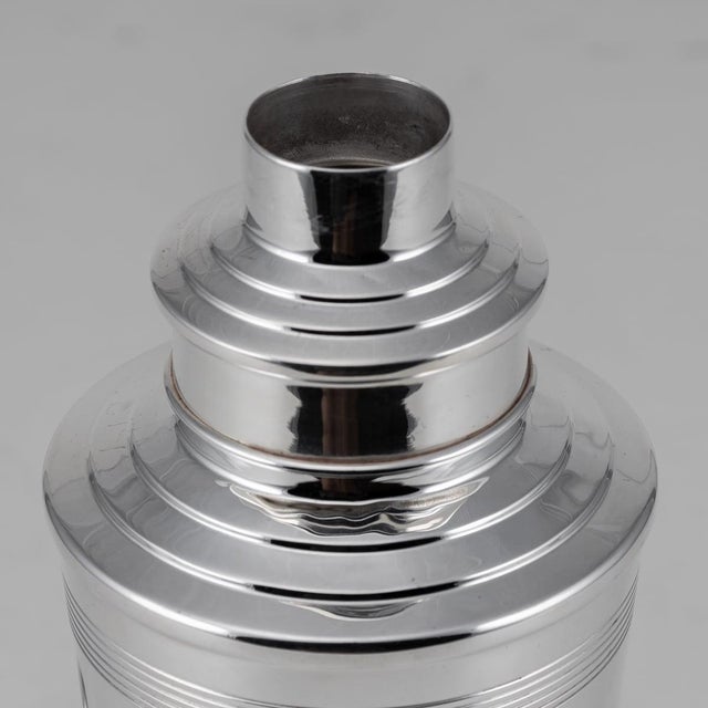 20th Century Art Deco English Silver Plated Cocktail Shaker, 1965 For Sale - Image 4 of 9
