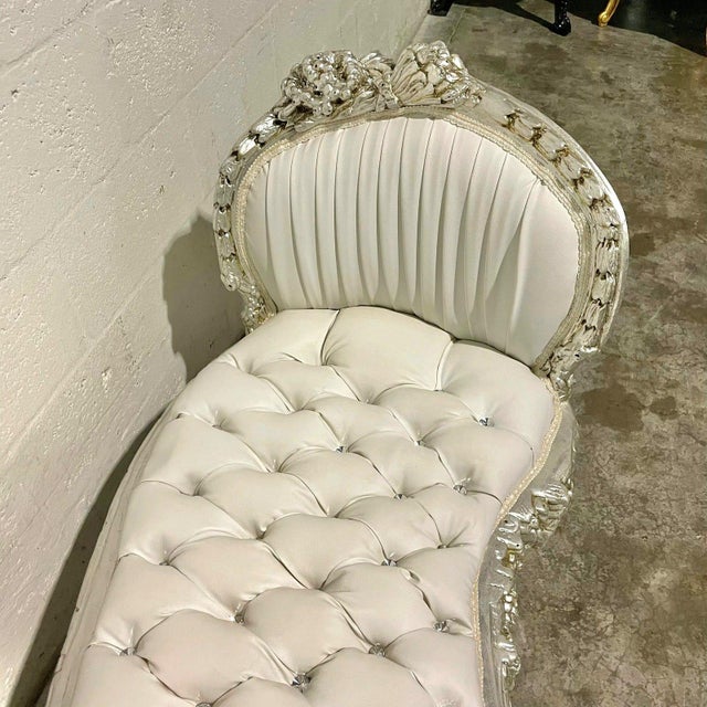 French 1990s French Marquis Tufted Bench – White Leather Upholstery With Silver Leaf Details For Sale - Image 3 of 7
