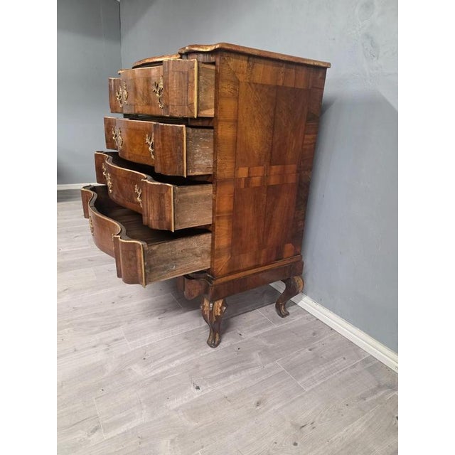 Antique 18th Century Walnut Serpentine Chest of Drawers For Sale - Image 6 of 6