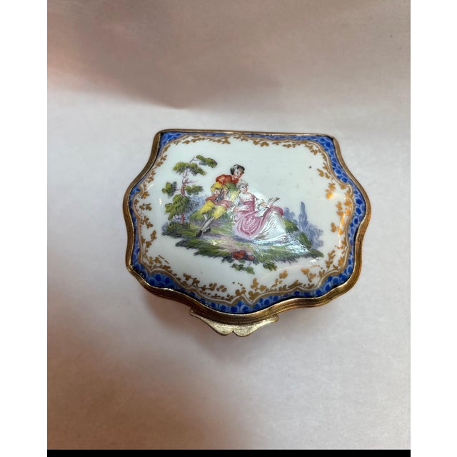 French 18th Century Porcelain Snuff Box by Hochst, Germany circa 1740 For Sale - Image 3 of 8