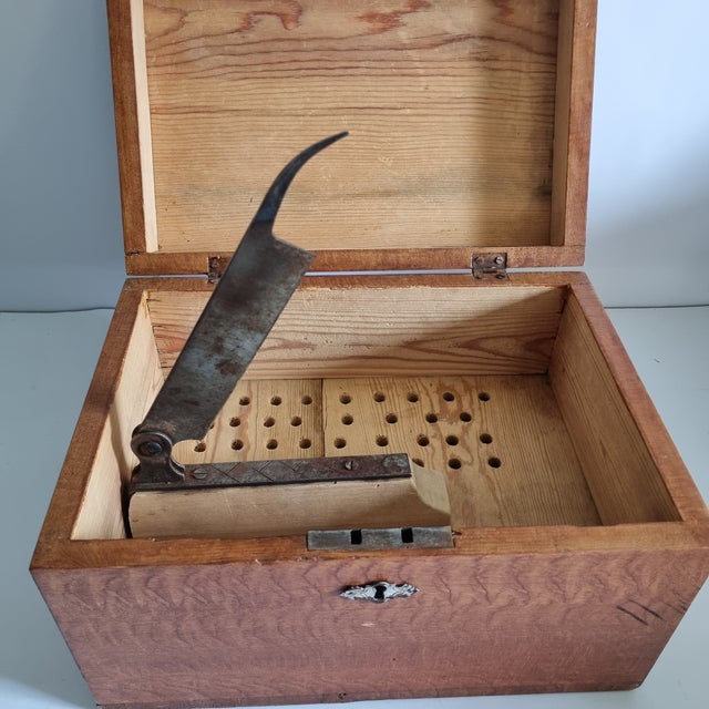 Swedish Sockerskrin Sugar Box Masur Birch Kurbits Folk Art 1973 Signed For Sale - Image 4 of 7