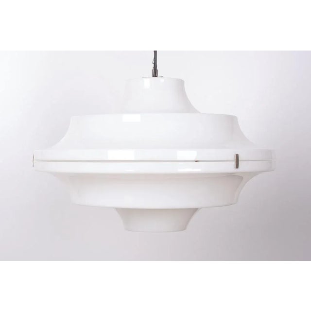 This is a superb good looking ceiling light, white acrylic, comes with aluminum details and canopy. It requires one E27...
