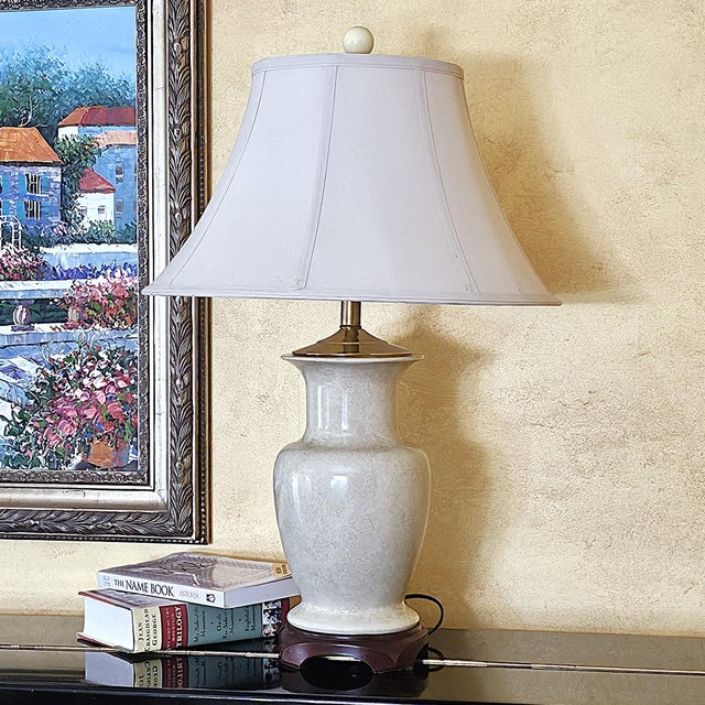 Vintage Ivory Speckled Ceramic Ginger Jar Style Table Lamp With Cream Shade & Wood Base For Sale - Image 15 of 18
