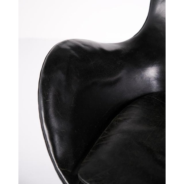 Egg Chair in Black Leather by Arne Jacobsen for Fritz Hansen, 1950s For Sale - Image 10 of 15