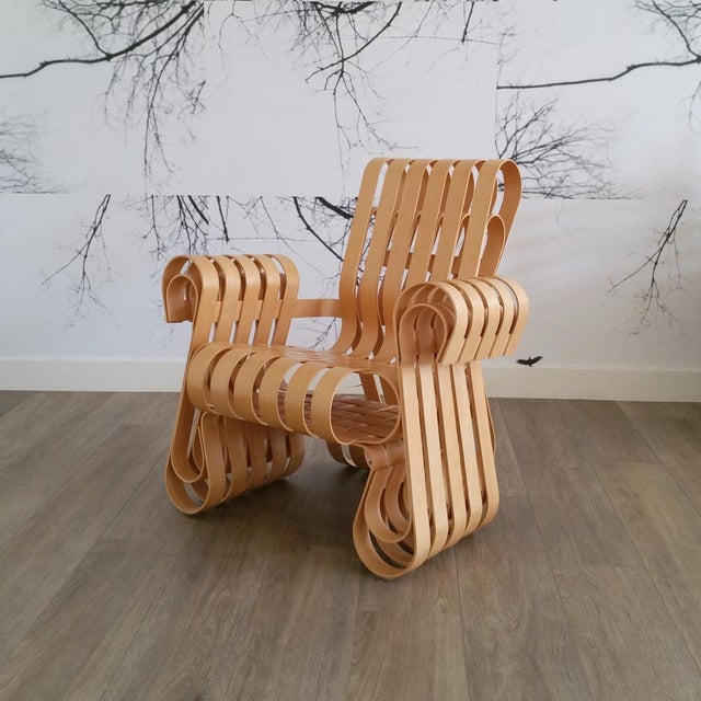 The Canadian-American architect Frank Gehry (1929) was inspired by apple crates when he designed this chair: the Power...