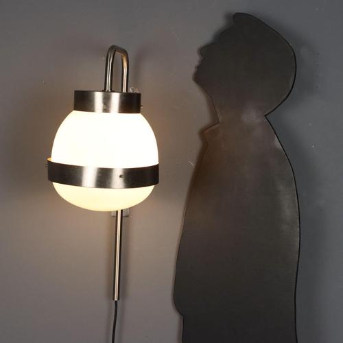 Height-adjustable and orientable wall lamp in brushed metal with glass diffuser. This piece is attributed to the mentioned...