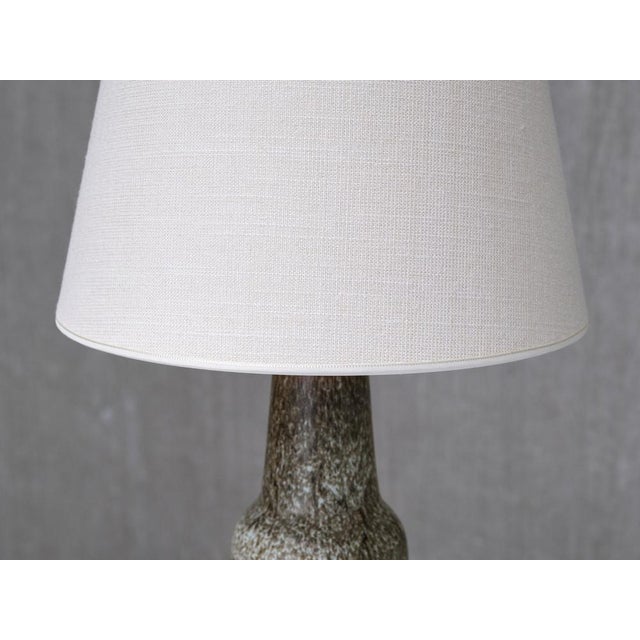 1960s Earth-Toned Glazed Ceramic Table Lamp by Sven Wejsfelt for Gustavsberg, Sweden, 1960s For Sale - Image 5 of 11