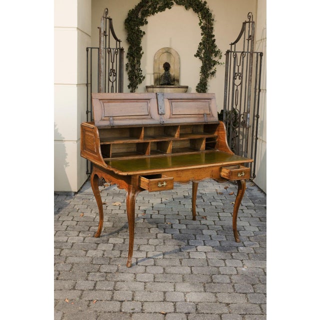 French 1800s Louis XV Style Walnut Desk with Green Leather and Lifting Panel For Sale - Image 4 of 11