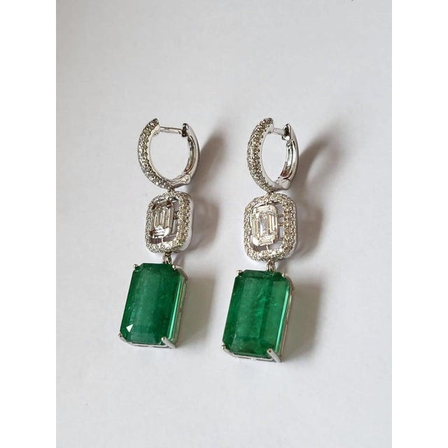 Modern Set in 18k White Gold, Natural Zambian Emerald & Diamonds Dangle Earrings, Pair For Sale - Image 3 of 8