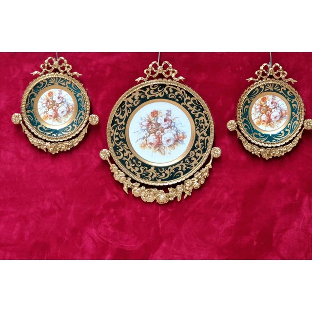 Ornate Gold-Framed Botanical Wall Décor – Set of 3 Baroque Ceramic Medallions in Bottle Green For Sale - Image 4 of 4