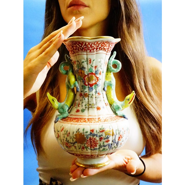 18th Century Soft Porcelain Vase with Kakiemon Decoration from Chantilly, Mennecy Saint-Cloud, France For Sale - Image 9 of 18