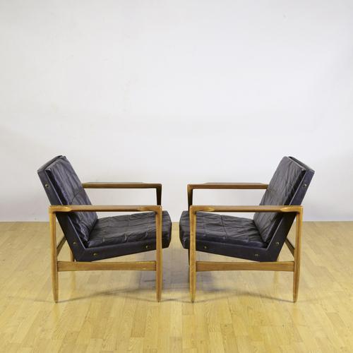 This imposing pair of armchairs, attributed to the renowned mobil girgi manufacturer, represents a pinnacle of 1960s...