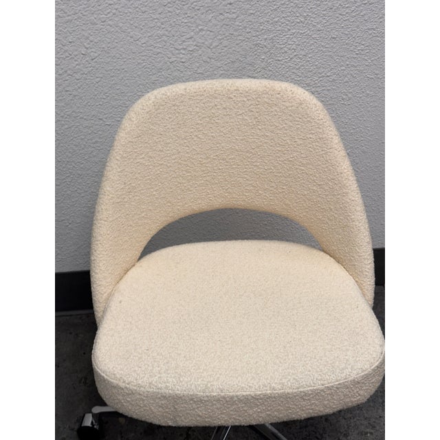 2020s Eero Saarinen for Knoll Executive Office Chair, Pearl Boucle For Sale - Image 5 of 12
