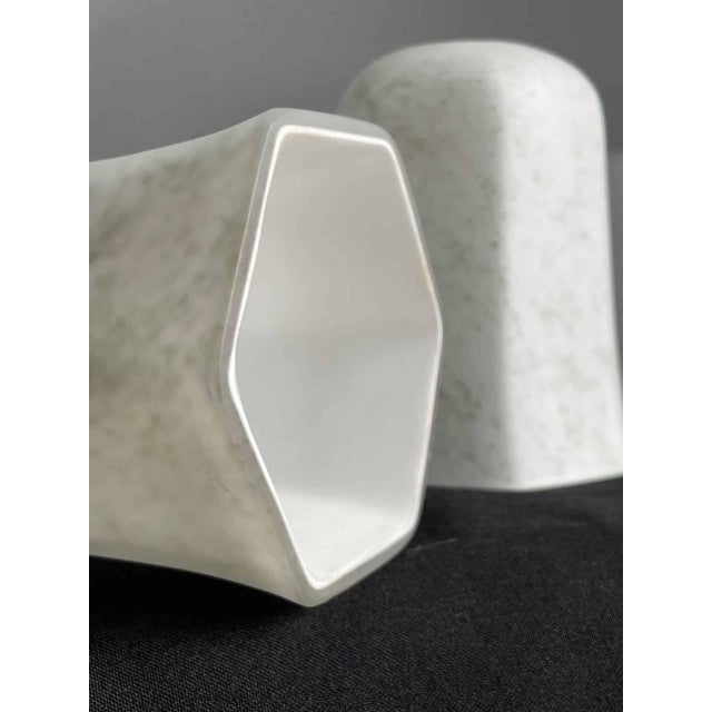 This white suspension with grey-green veins has a look similar to marble or alabaster. This beautiful art deco glass model...