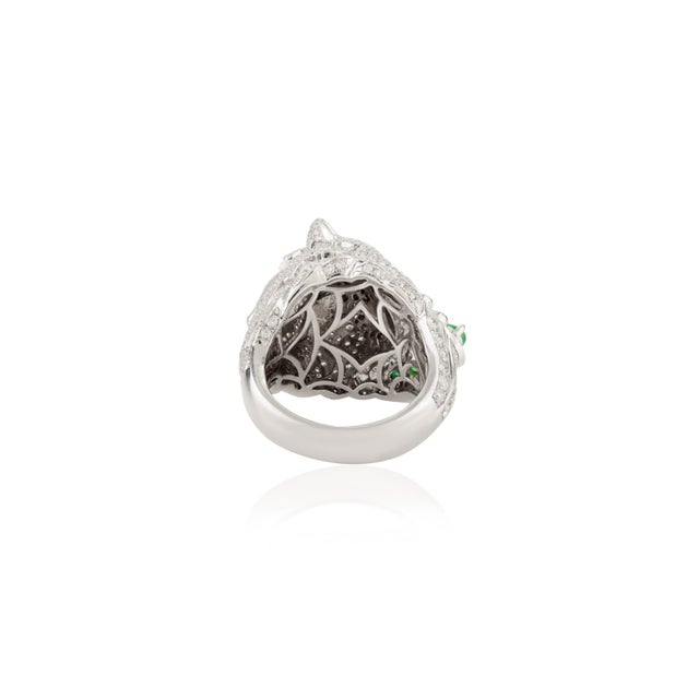 Green Luxury 18k Gold Cluster Diamond Emerald Cat Ring Size 7 For Sale - Image 8 of 12