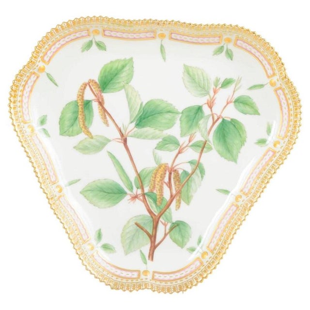 1960s Flora Danica Triangular Dish in Porcelain by Royal Copenhagen, 1963 For Sale - Image 5 of 5