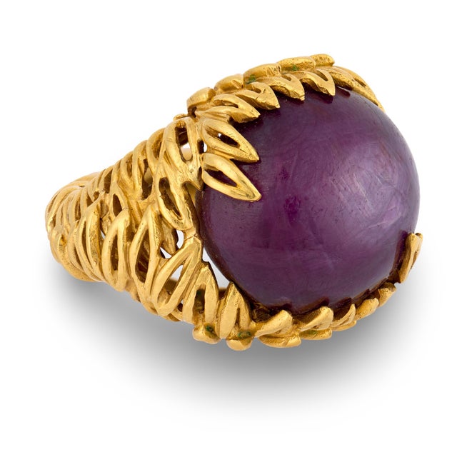 Mid 20th Century Vintage 60.00 Carat Purple Star Sapphire 18k Yellow Gold Cocktail Ring, Size 6.5 For Sale - Image 5 of 5