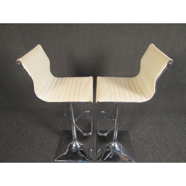 1970s Vintage Modern White Vinyl Barstools For Sale In New York - Image 6 of 12