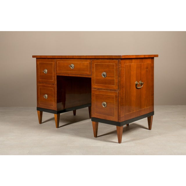 Biedermeier Desk in Walnut Veneer, 1830 For Sale - Image 4 of 15