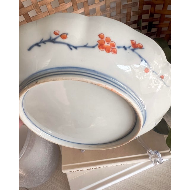 Late 20th Century Vintage Imari-Style Porcelain Decorative Plate | Chinoiserie Accent | Red & Blue Floral Dish For Sale - Image 5 of 5