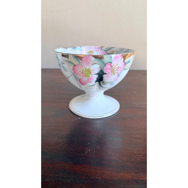 Noritake Antique, Early 20th Century Noritake Japan Azalea Porcelain Scalloped Grapefruit Bowl on Pedestal For Sale - Image 4 of 7