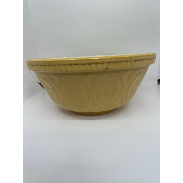 Stoneware mixing bowl made in England. This bowl has a sweet daisy pattern on the sides.