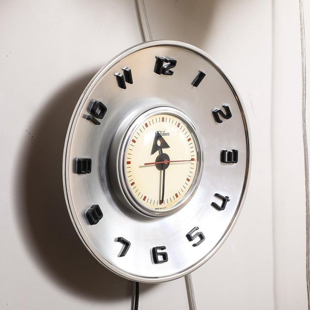 Silver Mid-Century Brushed Aluminum & Bakelite Telechron Saucer Wall Clock Model 2h101 For Sale - Image 8 of 12