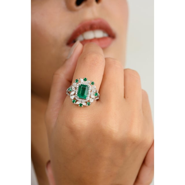 18k White Gold Princess Cut Emerald Diamond Cocktail Ring Size 5 For Sale - Image 4 of 12