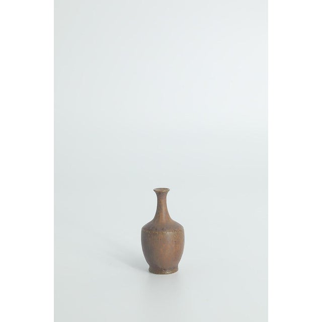 Small Mid-Century Scandinavian Modern Collectible Honey Brown Stoneware Vases by Gunnar Borg for Höganäs Ceramics, 1960s, Set of 4 For Sale - Image 6 of 14
